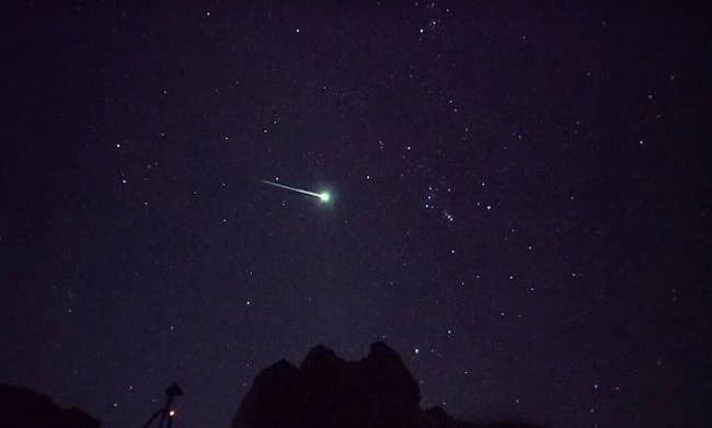 Εντυπωσιακό! Φλεγόμενος μετεωρίτης φωτίζει τον ουρανό (βίντεο)